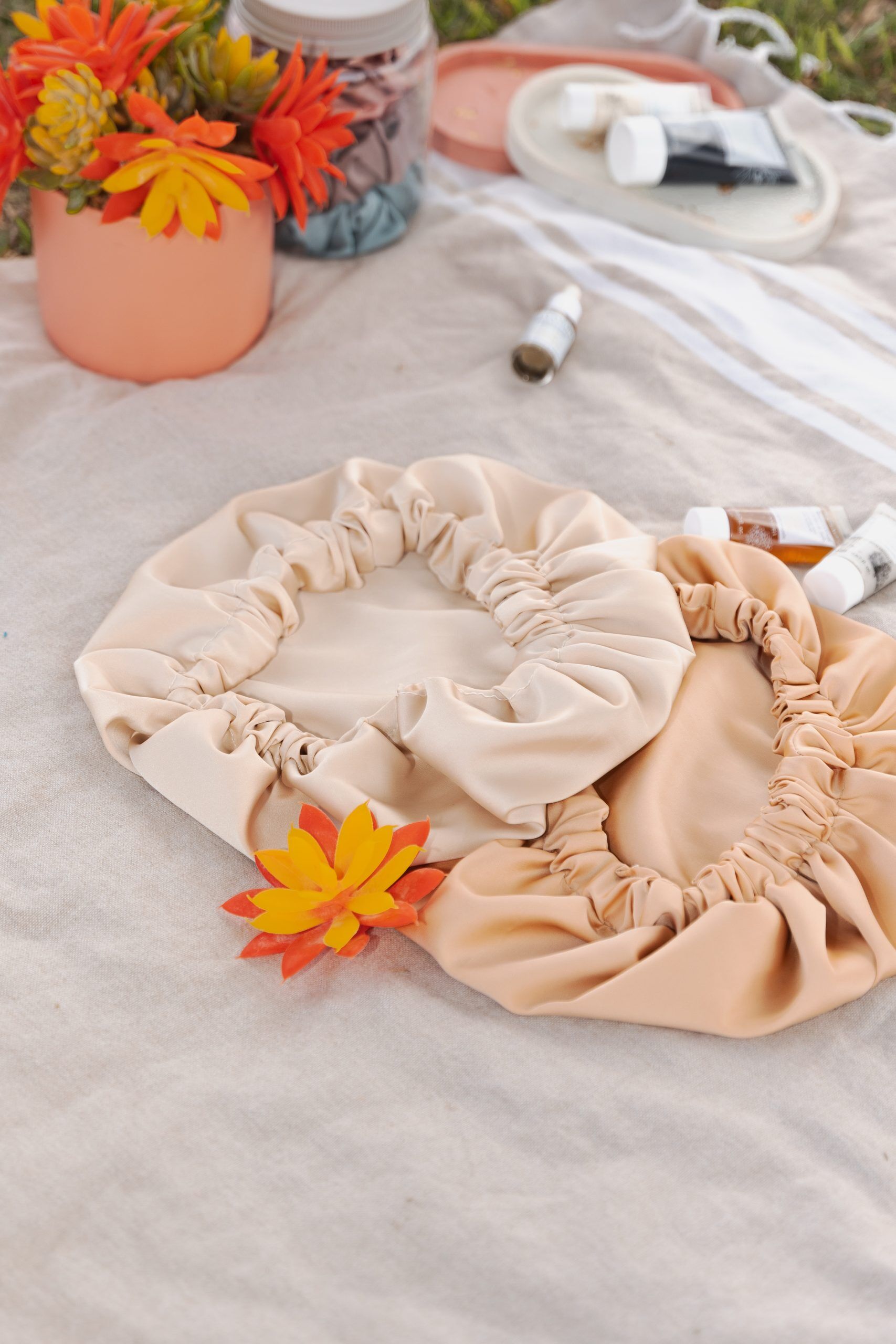 Bonnet en satin de soie – Image 3